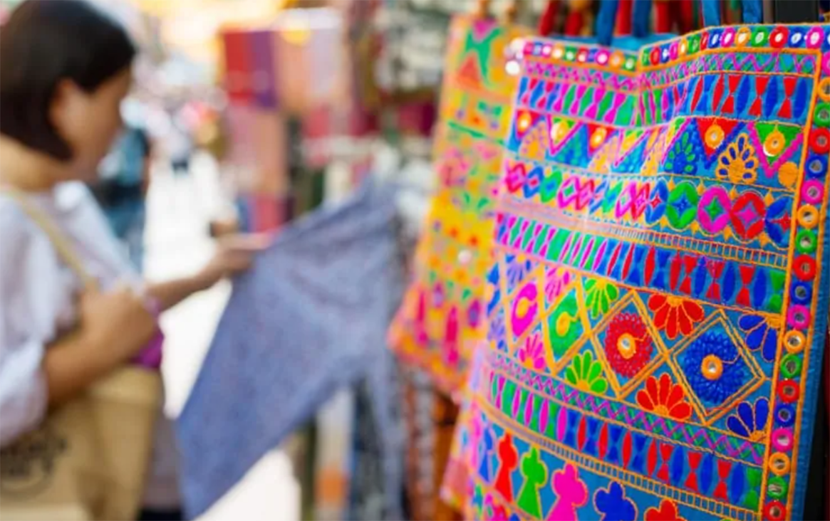 Unveiling Singaporean Souvenirs: Choosing the Perfect Travel Memento