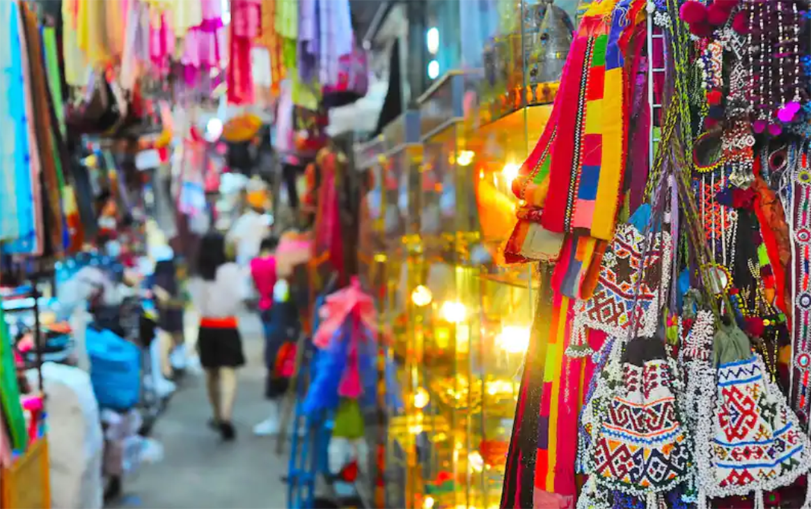 Bangkok Shopping Paradise: Bargaining Tips and Unique Souvenir Recommendations